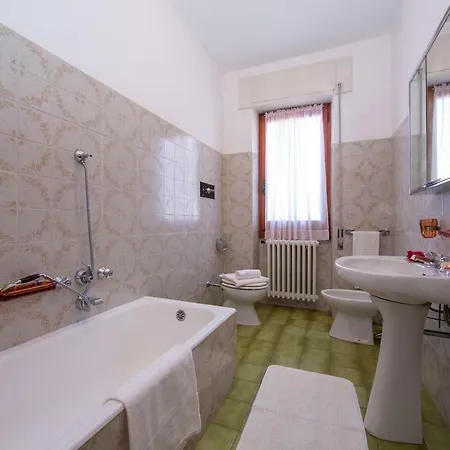 Sleeps 4 아파트 Arizzano